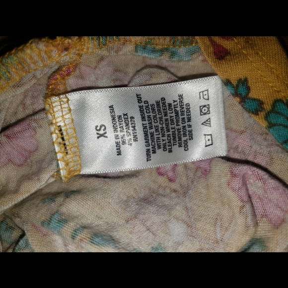 💖Aeropostal Yellow Floral Tee (Size XS) - Picture 7 of 14